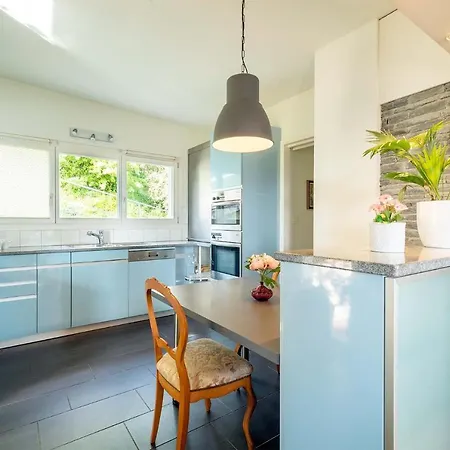 Rooms In Splendid Apartment With Parking-Stunning Lake View