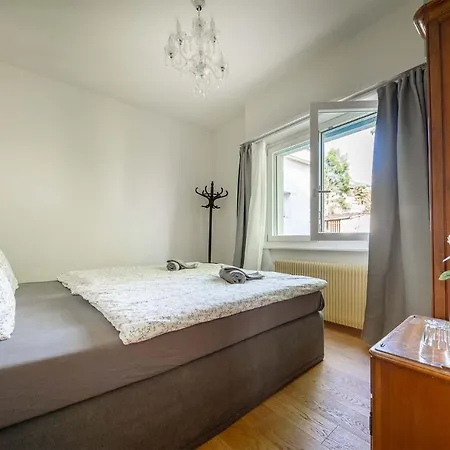 Guest house Rooms In Splendid Apartment With Parking-Stunning Lake View *